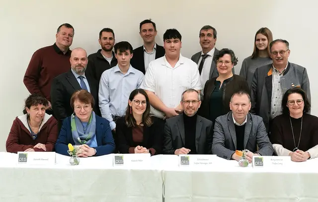 Cornelia Dammelhart (rechts) mit politischen Mandataren, Firmenchefs, Lehrerinnen und Schülern bei der Lehrlingsinitiative.