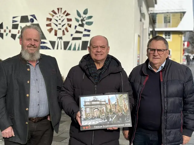 Bezirkskommandant Herbert Schweißgut (Mitte) und seine langjährigen Mitstreiter Werner Wex (li) und Wolfram Vindl (re) halten die Tradition des Schützenwesens hoch.