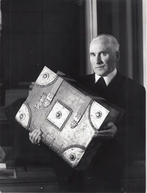 Der Lungauer Priester Josef Schitter mit der Grillinger-Bibel. | Foto: Orte des Gedenkens / Privatarchiv Prodinger