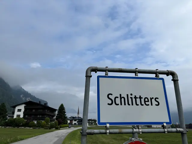 In Schlitters rahmte am Mittwoch gegen Mitternacht ein unbekannter Fahrzeuglenker einen Verteilerkasten und flüchtete. Die Polizei bittet um Hinweise. | Foto: Haun