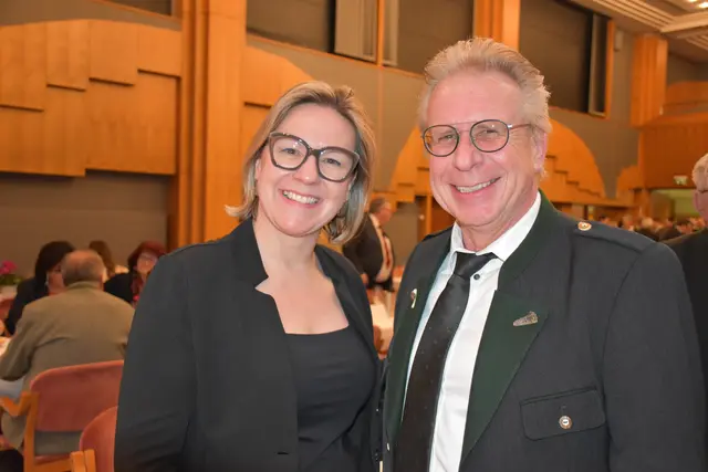 Auch Gabersdorf-Bürgermeisterin Karin Stromberger gratulierte beim Neujahrsempfang in Leibnitz dem Ausgezeichneten Bernhard Schwarz. | Foto: MeinBezirk/W. Fischer