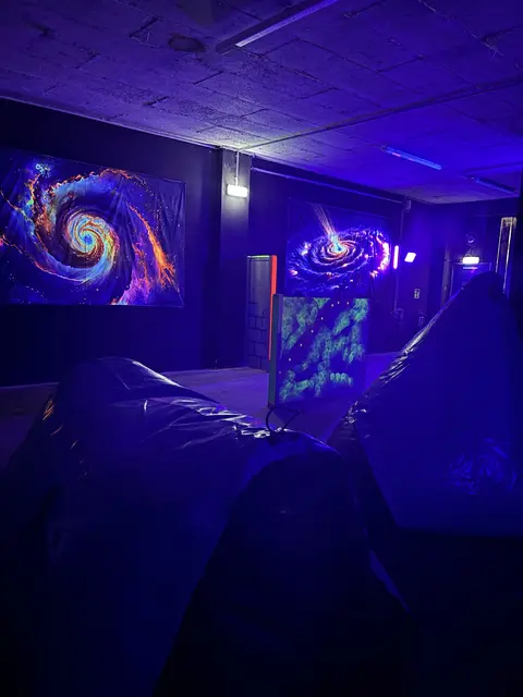 Taktik und Action: Bei Lasertag wird in einer speziell gestalteten Arena in Gruppen mit Infrarot-Markierern gegeneinander gespielt. | Foto: Jeannine Würfl