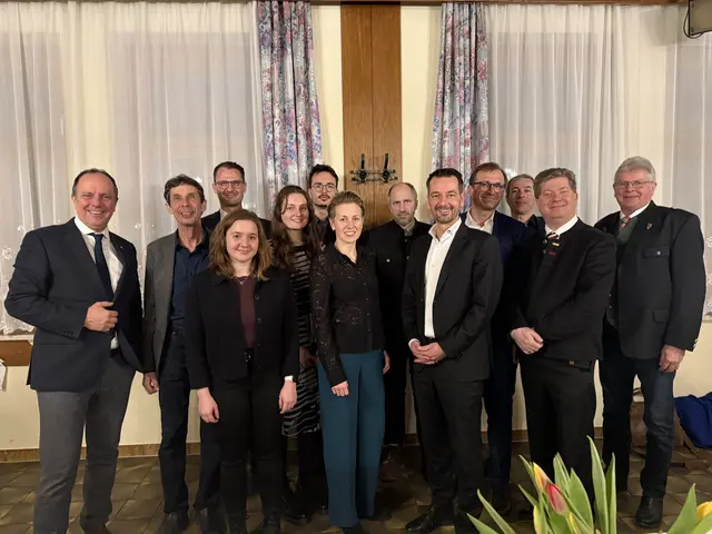 Bürgermeister Christoph Stark mit dem Vorstand, bestehend aus Gerhard Burger, Christian Lichtenegger, Sabrina Unterreiner, Anna Fröschl, Moritz Waser, Yvonne Forcher, Michael Königshofer, Markus Mauthner, Bernhard Weber, Günter Maier-Paar, Stefan Potzmann und Johann Deutsch (v. l.)  | Foto: Mauthner