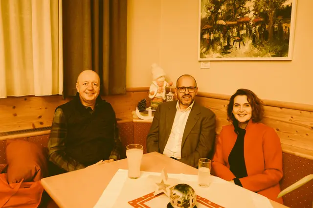 Aufmerksame Zuhörer am "Offenen Tisch": Vizebürgermeister Johann Paradeisz, Bürgermeister Hannes Hornek und Christina Hornek-Zeiss  | Foto: Andrea Glatzer