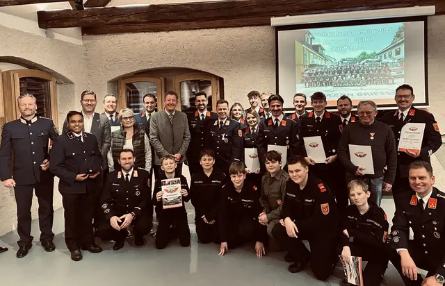 Die Freiwillige Feuerwehr Griffen mit Kommandant René Kanz und Stellvertreter Christian Poppe ist stolz, dass im Beisein der Ehrengäste zahlreiche Angelobungen, Beförderungen und Ehrungen überreicht werden konnten. | Foto: FF Griffen