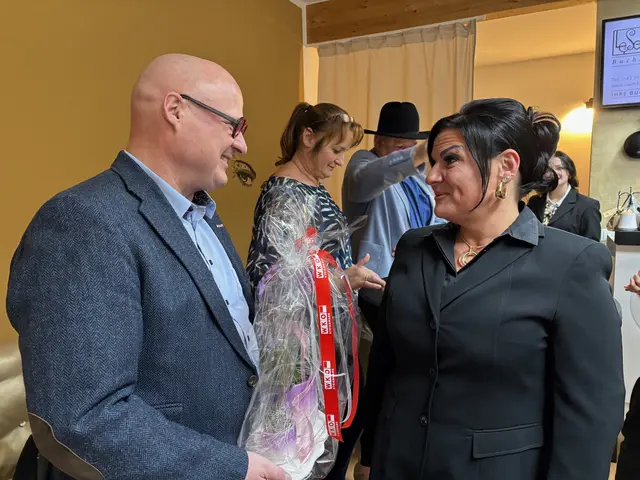 WKO-Obmann Peter Sükar gratulierte Anita Stumptner zur Eröffnung. | Foto: Almer