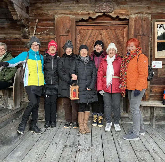 Elisabeth Thurner (ganz li) ehem. kfb Salzburg Vorstandsfrau mit der kfb Regionalleiterin der Region Zillertal Angelika Schellhorn (ganz re) im Bild.