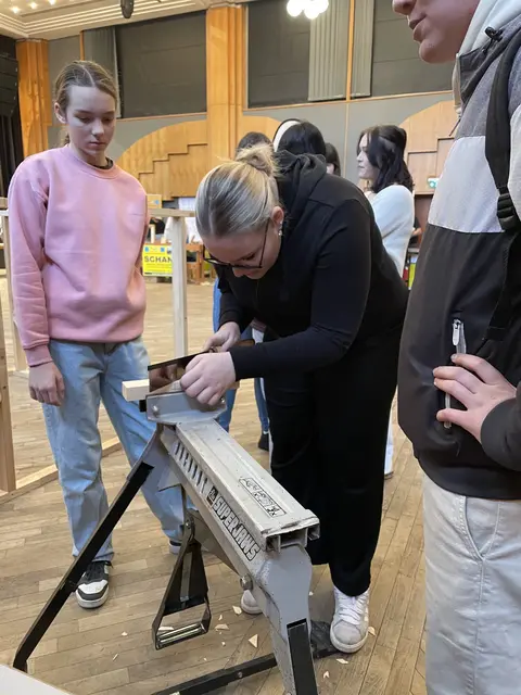 Bei den "Lehrlingswelten" konnten die Schülerinnen und Schüler in die Praxis zahlreicher Lehrberufe eintauchen. | Foto: Killmann