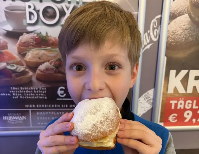 Nichts geht über einen Hubmann-Krapfen, das bestätigt auch Samuel. | Foto: MeinBezirk/W. Fischer