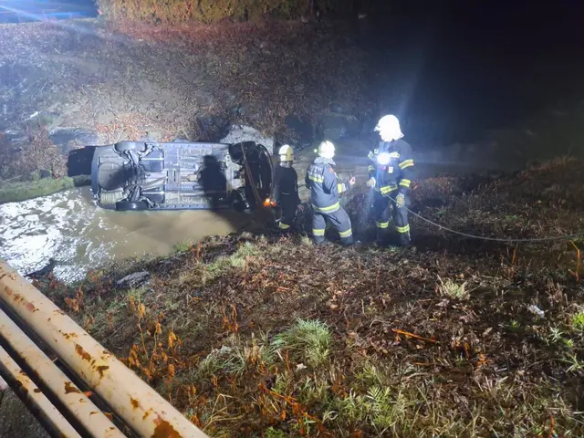 Die Feuerwehr Stoob sichert das aus dem Bach geborgene Fahrzeug in der Keramikstraße. | Foto: FF Feuerwehr Stoob
