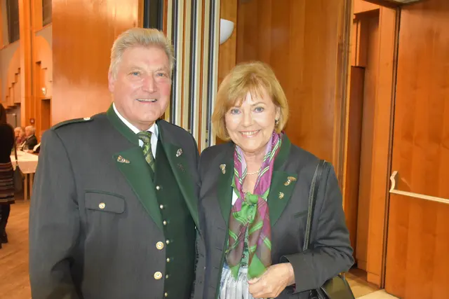 Alfred Weiland mit Partnerin freute sich sehr über die honorige Auszeichnung.  | Foto: MeinBezirk/W. Fischer