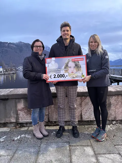 Kerstin Müller (Redaktionsleiterin MeinBezirk Salzkammergut) mit Paul und Tanja Prechtl. | Foto: Julian Prechtl