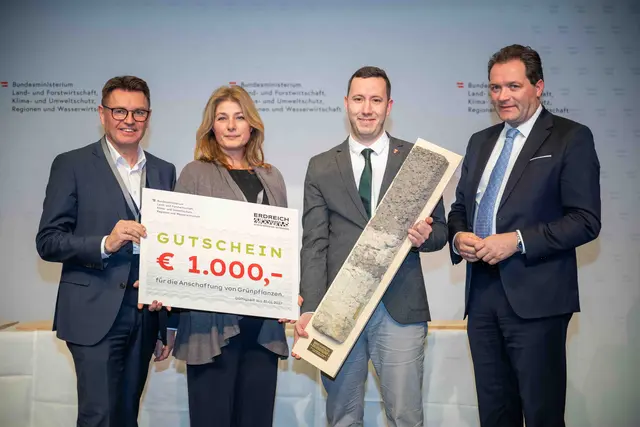 Den ERDREICH-Preis nahmen Mag. Birgit Pobatschnig und Stefan Oswald, BSc (Abteilung Klima- und Umweltschutz) von Bundesminister Mag. Norbert Totschnig entgegen. | Foto: BMLUK/Rene Hemerka