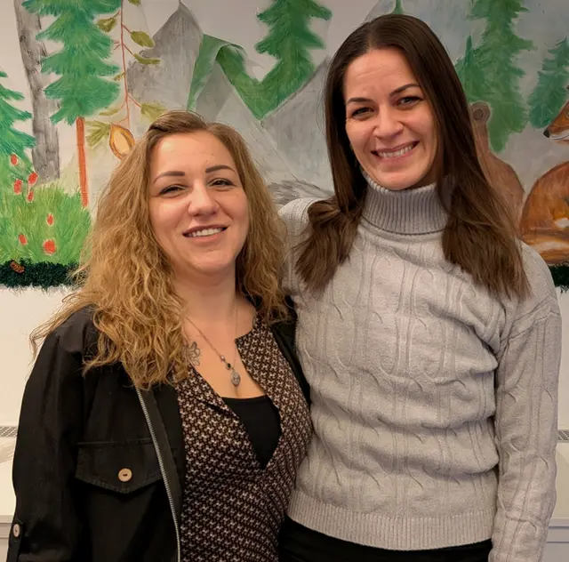 Kinderbetreuerin Jacqueline Hanny und Stadträtin Jeannine Schmid. | Foto: Stadtgemeinde Ternitz