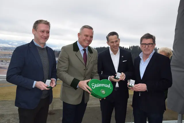 Mit Herz: Roland Heindl, LH Mario Kunasek, Kevin Abramowicz und Thomas Überall. | Foto: MeinBezirk/Stefan Verderber