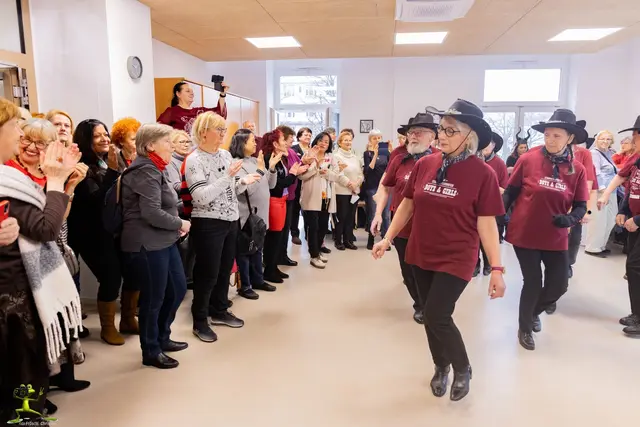 Besuchende staunten bei der Tanzvorführung nicht schlecht.  | Foto: Christine Fröschl