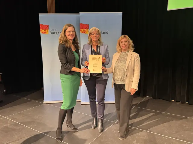 Umweltpreis (3. Platz) für die Stadtgemeinde Neusiedl am See, den stellvertretend LAbg. SPÖ-Bürgermeisterin Elisabeth Böhm und GR Gerda Kappel entgegennahmen | Foto: Andrea Glatzer