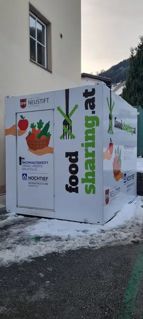 Der neue Container neben dem Gemeindehaus in Neustift. | Foto: Foodsaver