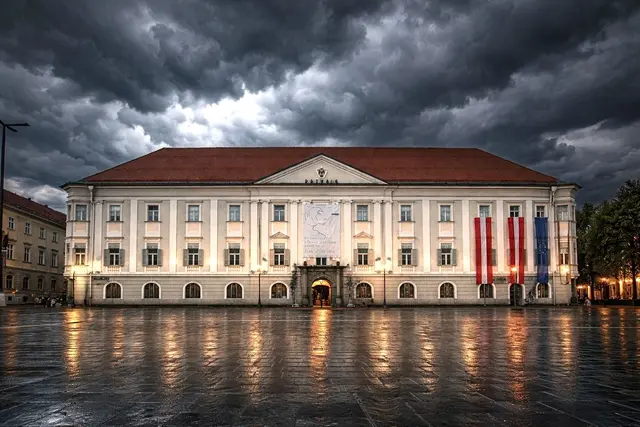 Das Klagenfurter Rathaus wird auch im Jahr vor den Gemeinderatswahlen die Schlagzeilen bestimmen. | Foto: ChatGPT