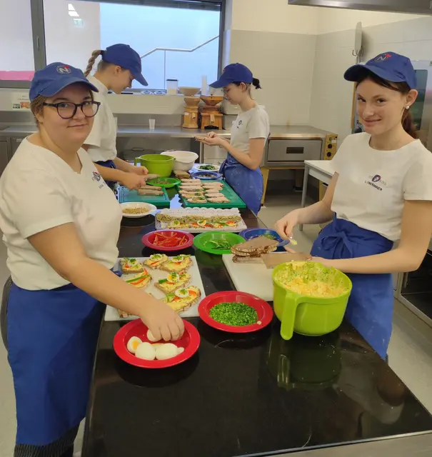 In der hauseigenen Küche wurden kulinarische Köstlichkeiten vorbereitet. | Foto: Fachschule Naas