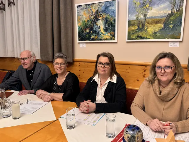 v.r.n.l. Die Leiterinnen der Bildungseinrichtungen in Kittsee, Isabell Lichtenberger (Neue Mittelschule), Tanja Buchebner-Böhm (Volksschule) und Karin Galee (Kindergarten) sowie Moderator Helmut Wallmann  | Foto: Andrea Glatzer