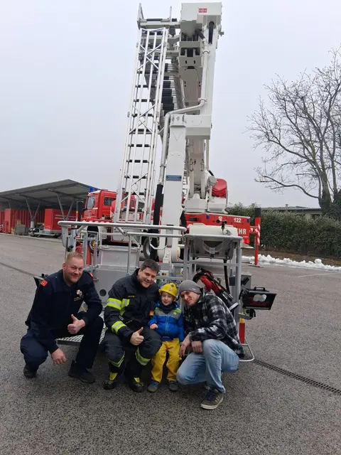 Aufregender Tag für den dreijährigen Eric: Er durfte bei der Feuerwehr mitmachen. | Foto: Freiwillige Feuerwehr Neunkirchen-Stadt