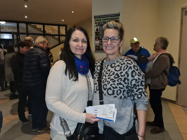 Häusler Anita und Maria Braun besuchten den Kabarettabend mit Lydia Prenner-Kasper in der Pielachhalle in Obergrafendorf. | Foto: Cornelia Strobl