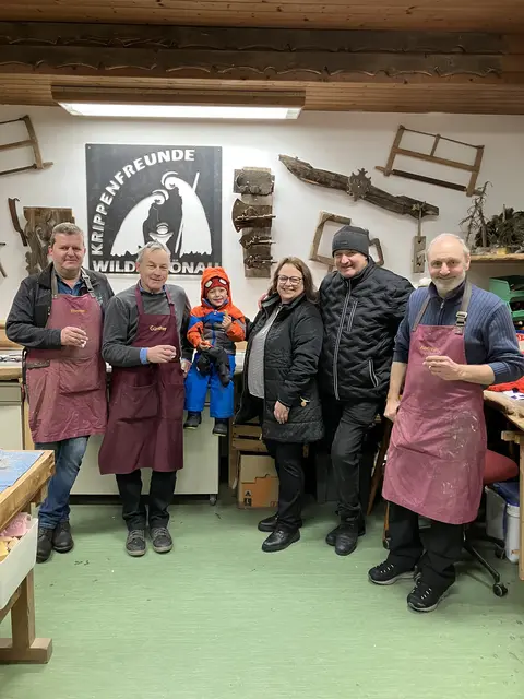 "Team Krippenfreunde" zu Gast in der Werkstatt der Krippenfreunde Wildschönau in Oberau!