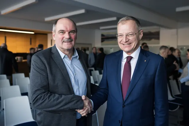 Landeshauptmann Thomas Stelzer gratuliert Josef Esterbauer (li.) zur Wahl zum Bürgermeister in St. Radegund. | Foto: OÖVP/Max Mayrhofer 