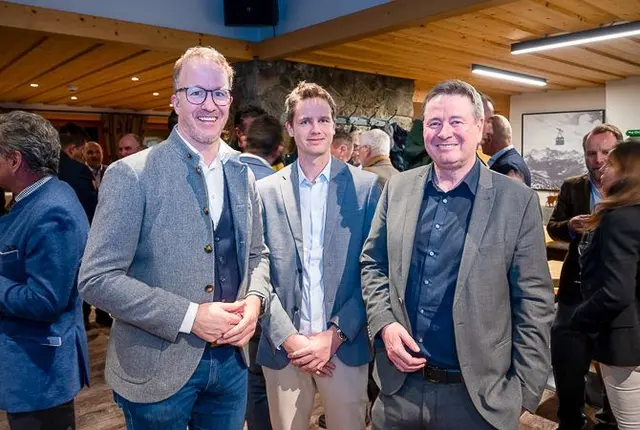 LR Christian Gantner, Elias Beiser (Vbgm. Lech) und Georg Gundolf (Raiba Lech) | Foto: Dietmar Hurnaus