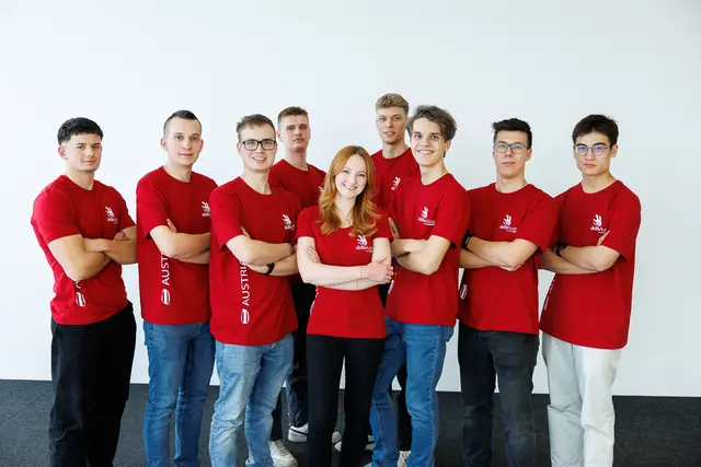 Julian Gintner (Betonbau), Marcel Riener (Sanitär- und Heizungstechnik), Christian Hiesberger (Kfz-Technik), Michael Pomassl (Betonbau), Valentina Otzelberger (Konditorei), Elias Stephan (Möbeltischler), Christoph Schöndorfer (Elektronik), Paul Meisterhofer (Bautischler) und Jonas Baltuska (Optoelektronik), fehlt am Foto: Raphael Beutel (Digitale Produktionstechnik). | Foto: SkillsAustria/Wieser