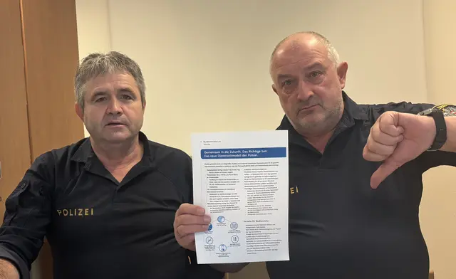 Klaus Biebl (l.) und Michael Gstöttenbauer (r.) zeigen, was sie vom neuen Dienstzeitmodell, das 2027 in Kraft treten soll, halten. | Foto: MeinBezirk/Roland Wolf