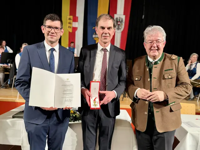 Landeshauptmann-Stellvertreter Martin Gruber, Stadtamtsleiter Hubert Madrian und Bürgermeister Walter Zemrosser

 | Foto: Büro LHStv. Gruber