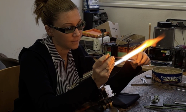 Das Glasblasen erfordert höchste Konzentration und Geschicklichkeit. | Foto: MeinBezirk/Leonie Herrmann