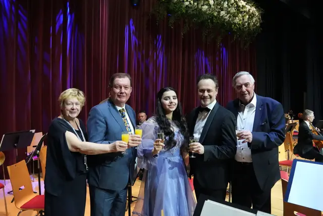 GRin Gaby Janschka, Bgm. Herbert Janschka, Sopranistin Günel Shirinova, Dirigent Sascha Goetzel und Kulturgemeinderat Niki Patoschka. | Foto: Marktgemeinde Wiener Neudorf