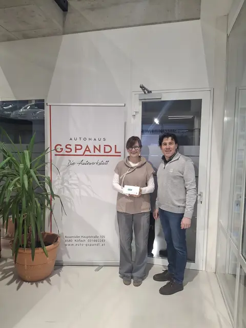 Eva Maria Murgg bekam von Thomas Scholze vom Autohaus Gspandl Lipizzanerheimat-Gutscheine überreicht. | Foto: Gspandl