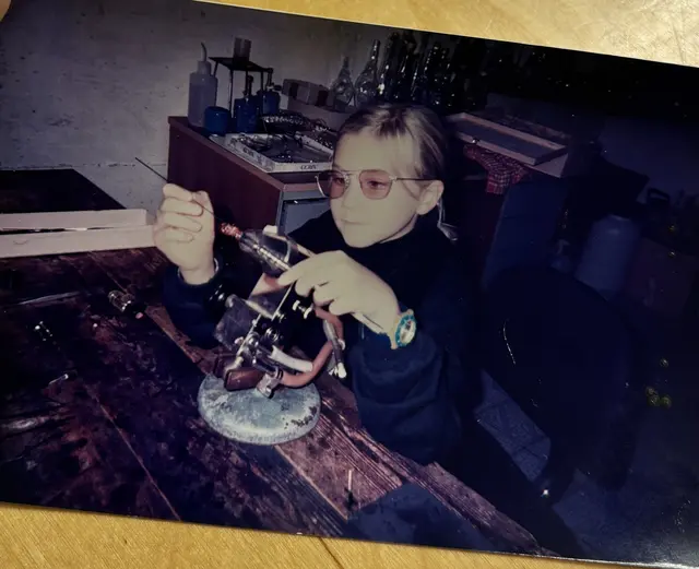 Christin Pacher-Wilfinger als Kind, wie sie eine Glasperle formt. | Foto: Christina Pacher-Wilfinger