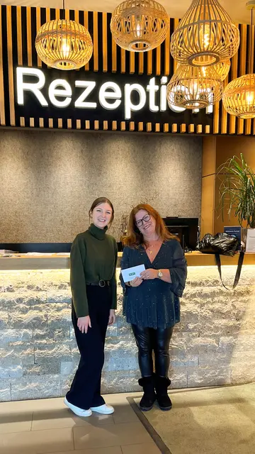 Margot Fraißler freut sich über die Gutscheine, hier an der NOVA-Rezeption mit Sandra Pichler | Foto: Therme NOVA