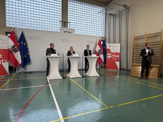 Teamchef Rangnick, Staatssekretärin Schmidt, Gesundheitsexperten Teufl  | Foto: MeinBezirk Salzburg