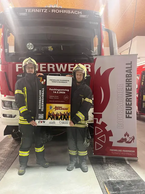 Alexander Krumhuber und Stephan Dragschitz (l.) freuen sich bereits auf den Feuerwehrball. | Foto: Foto: Freiwillige Feuerwehr Ternitz-Rohrbach