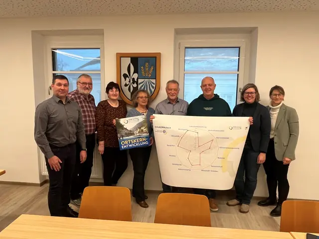 Ortskerncheck in der Gemeinde Obersiebenbrunn: (v.l.n.r. hinten) geschäftsführender Gemeinderat Thomas Wagner (SPÖ), Bürger Hermann Neumayer, Bürgerin Maria Neumayer, Dorferneuerungsobfrau Ingrid Briebauer, Bürgermeister Herbert Porsch (SPÖ), Vizebürgermeister Kurt Steindl (GO7), Projektmanagerin Veronika Wipp und Regionalberaterin Andrea Haberkorn von der NÖ Dorf-Stadterneuerung. | Foto: Dorf- und Stadterneuerung