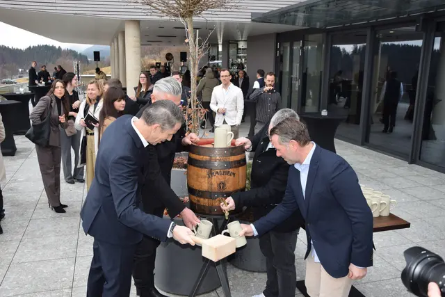 Ein Bieranstich darf nicht fehlen... | Foto: MeinBezirk/Stefan Verderber