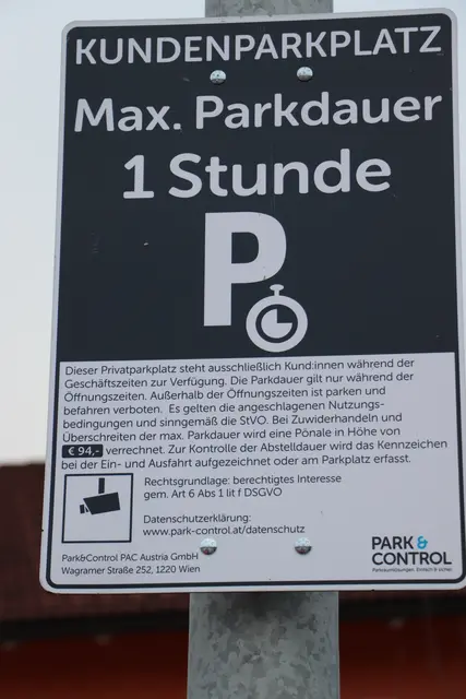Achtung, wo diese Tafeln auf Kundenparkplätzen aller Art stehen, sollte die maximale Parkdauer nicht überschritten werden, andernfalls kann es einen Brenner in der Geldbörse machen. | Foto: Edith Ertl