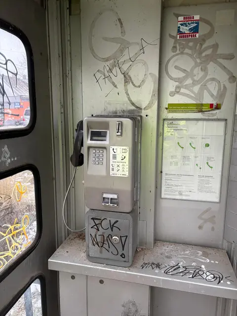 Die Telefonzelle in der Pevetzgasse wurde in wenigen Wochen repariert. Sie wurde rund um Silvester komplett zerstört. | Foto: Walter