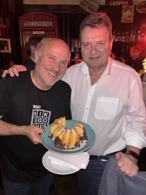 Niki Neunteufel vom Nikodemus brachte dem Geburtstagskind Karl Schlögl ein Stück Kuchen | Foto: Lauren Fahrenberger / MeinBezirk