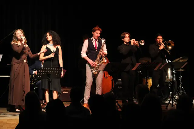 Acht erstklassige Musiker und zwei Sängerinnen der Kunstuni Graz traten im Kultursaal Passail auf. | Foto: Josef Hofmüller