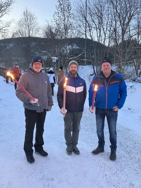 Mit ihren Friedenslicht Fackeln: vlnr Andreas Mühlegger (Stv. Obmann Krippenfreunde Wildschönau)., Martin Naschberger (kbw Niederau Leiter) und Thomas Breitenlechner (Obmann Krippenfreunde Wildschönau).