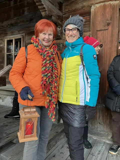 Gemeinsames Erinnerungsfoto: Elisabeth Thurner (re) ehem. kfb Salzburg Vorstandsfrau mit der kfb Regionalleiterin der Region Zillertal Angelika Schellhorn.