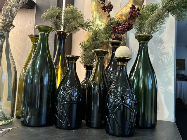 Aus alten Weinflaschen können durch das Upcycling-Projekt neue Trinkgläser oder Karaffen entstehen, die mit Gravuren ebenfalls personalisiert werden. | Foto: MeinBezirk/Leonie Herrmann