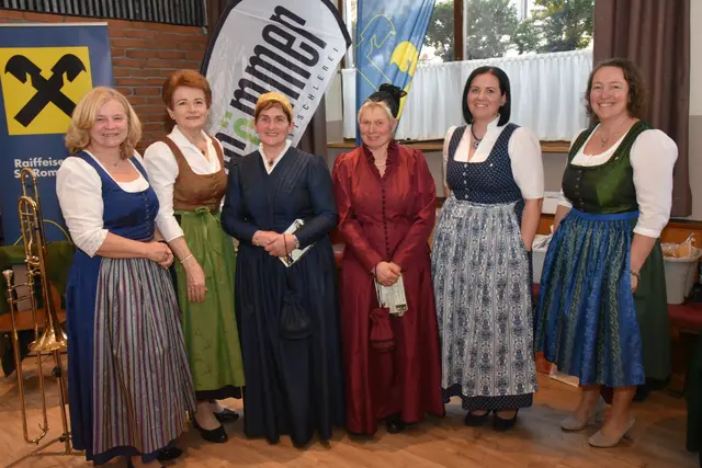 Christine Grömmer (Obfrau Goldhauben St. Roman), Landesobfrau Martina Pühringer, Maria Hötzeneder und Ingrid Pichler (Goldhauben St. Roman), Anita Kieslinger (Bezirksobfrau) und Karina Meier (Bezirksobfrau-Stv.) | Foto: Alois Braid